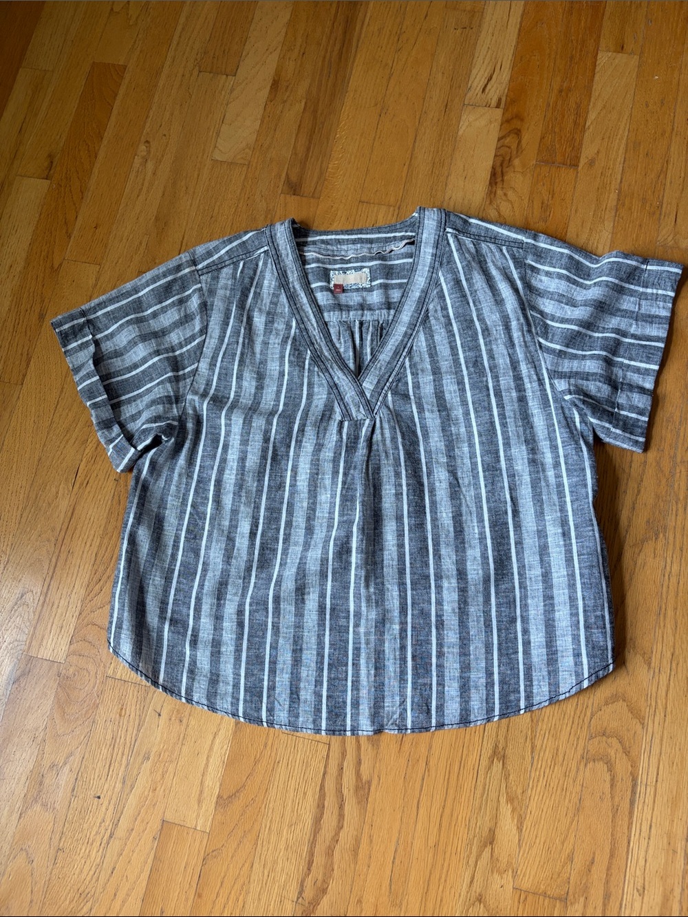 Pilcro Gray & White Striped V-Neck Short Sleeve Tunic Top